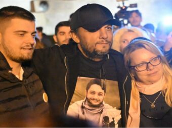 «Συνεχίζουμε μέχρι τέλους»: Μεγάλη συγκέντρωση στο Σύνταγμα στο πλευρό του Πάνου Ρούτσι μετά την λήξη της απεργίας πείνας