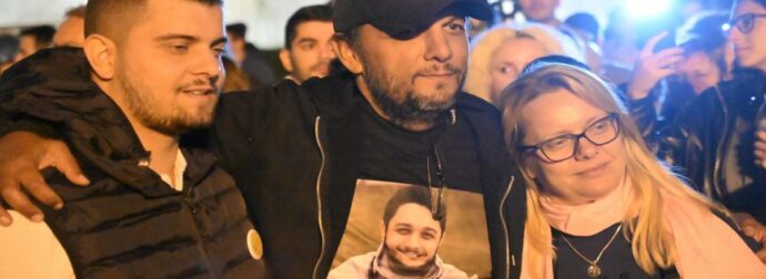 «Συνεχίζουμε μέχρι τέλους»: Μεγάλη συγκέντρωση στο Σύνταγμα στο πλευρό του Πάνου Ρούτσι μετά την λήξη της απεργίας πείνας