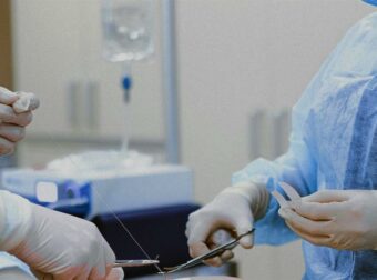 «Σαν να με έχει σφάξει χασάπης – Mέχρι και ο άνδρας μου κάνει εμετό» – Σε απόγνωση η 30χρονη μετά την αποτυχημένη αυξητική στήθους