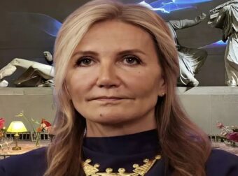 Έξαλλη η Μαρέβα με το δείπνο μπροστά στην αίθουσα των γλυπτών του Παρθενώνα