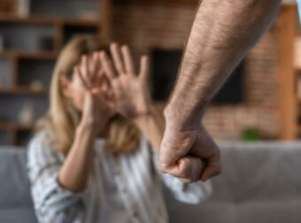 Άγριος ξυλοδαρμός γυναίκας στο Κορωπί: Τη γρονθοκόπησε μπροστά στα παιδιά τους  – Νοσηλεύεται διασωληνωμένη