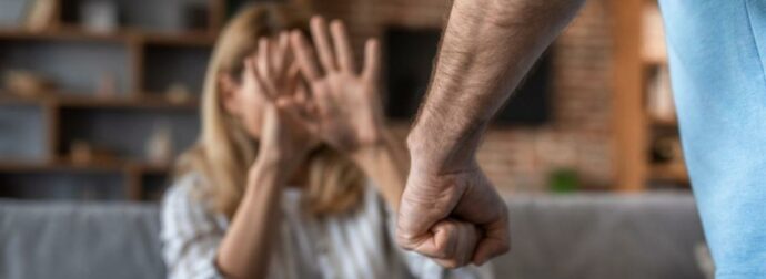Άγριος ξυλοδαρμός γυναίκας στο Κορωπί: Τη γρονθοκόπησε μπροστά στα παιδιά τους  – Νοσηλεύεται διασωληνωμένη