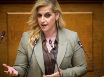 Εξερράγη η Χρηστίδου στη Βουλή – «Εάν ξαναγελάσεις, θα σου σπάσω τα μούτρα»