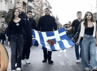 Πολυτεχνείο: Η κόρη της Φώφης Γεννηματά στην κεφαλή με την αιματοβαμμένη σημαία