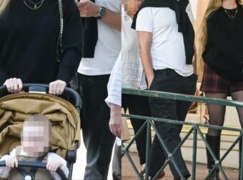 Όλο το κέντρο της Αθήνας ασχολούνταν μαζί της: Πασίγνωστη παρουσιάστρια που έχει αποσυρθεί, εμφανίστηκε με καρότσι μωρού & μαλλί μέχρι τα… γόνατα