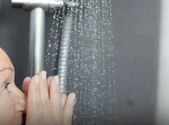 Πόσο συχνά πρέπει να κάνετε μπάνιο μετά τα 65 (και γιατί το να πλένεστε συχνά μπορεί να είναι επικίνδυνο)