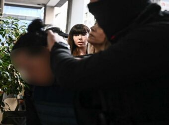 Έγκλημα στη Σαλαμίνα: «Την σκότωσα γιατί είχε μαχαίρι δίπλα της» – Μυστήριο με 10.000 ευρώ που «έκαναν φτερά»