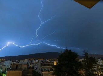 Ανάποδος κεραυνός πάνω από τον Υμηττό: Τι είναι το «upward lightning» και πότε εκδηλώνεται