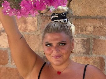 Δανάη Μπάρκα: Όταν διαφήμιζε το μαγαζί του συντρόφου της και δεν το πήρε κανείς χαμπάρι