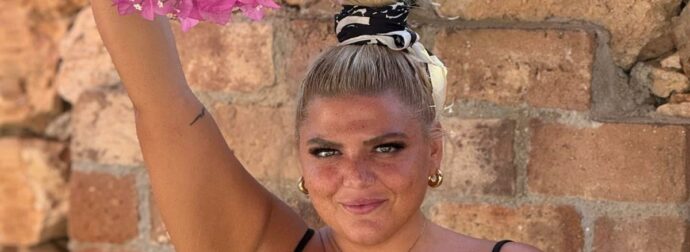 Δανάη Μπάρκα: Όταν διαφήμιζε το μαγαζί του συντρόφου της και δεν το πήρε κανείς χαμπάρι