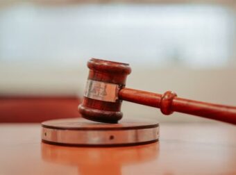 Θεσσαλονίκη: Ξανά ισόβια στον 62χρονο που σκότωσε την κατάκοιτη και τυφλή μητέρα του, την οποία βίαζε