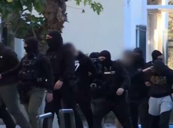 Οπλοστάσιο, χρυσές λίρες και 100.000 ευρώ μετρητά: Όσα έκρυβαν οι συλληφθέντες για τη δολοφονία του Γιάννη Λάλα