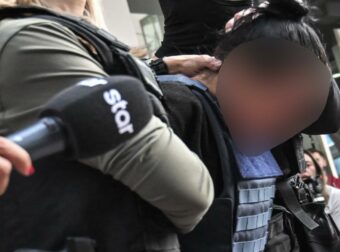 Προφυλακιστέα η νύφη που σκότωσε την πεθερά της στη Σαλαμίνα – «Δε θυμάμαι τίποτα» λέει τώρα
