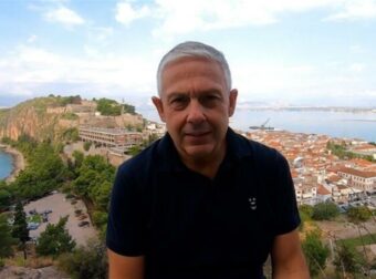 «Έχω όμως κι εγώ το δικαίωμα να τους γράφω στα @@ μου»: Η viral ανάρτηση του Τάσου Δούση που έριξε φαρμακερά βέλη