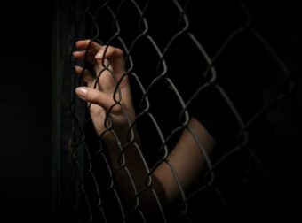 «Την εξανάγκασαν σε κολπικές, πρ@κτικές συνουσίες»: Καταδίκη δύο ανδρών για τον ομαδικό βιασμό Νορβηγίδας τουρίστριας