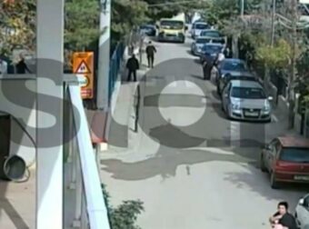 «Ήταν ένα παιδάκι εκεί ανάσκελα»:  Η στιγμή που το ΕΚΑΒ παραλαμβάνει τη 10χρονη που κατέρρευσε στο σχολείο της