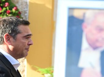 Λύγισε ο Τσίπρας στον επικήδειο για τον Φλαμπουράρη – «Σου υπόσχομαι ότι δε θα παραδώσουμε την ψυχή στη γοητεία της εξουσίας»