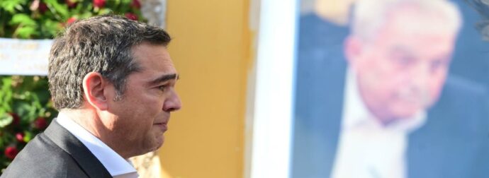 Λύγισε ο Τσίπρας στον επικήδειο για τον Φλαμπουράρη – «Σου υπόσχομαι ότι δε θα παραδώσουμε την ψυχή στη γοητεία της εξουσίας»