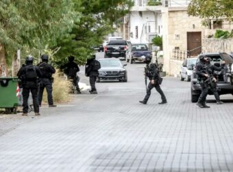 Σκηνές αρχαίας τραγωδίας στο Βενιζέλειο νοσοκομείο: Οι συγγενείς θρηνούν τους ανθρώπους τους από τη βεντέτα στα Βορίζια Ηρακλείου