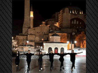 Έλληνες χόρεψαν «Τ’ άγια χώματα της Πόλης» μπροστά από την Αγία Σοφία
