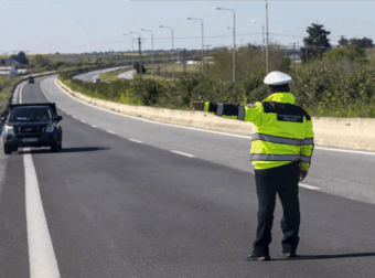 Πρόστιμο 350 ευρώ για όσους δεν έχουν αυτό το χαρτί στο αυτοκίνητο – Γιατί πρέπει να το έχουμε όλοι μαζί μας