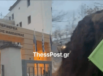 Οι αγρότες έριξαν 4 τόνους κοπριά έξω από την Περιφέρεια Δυτικής Μακεδονίας