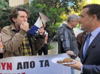 Άδωνις Γεωργιάδης: Πρόσφερε μελομακάρονα σε εργαζόμενους που τον γιούχαραν – «Μας ειρωνεύεται», απαντάνε