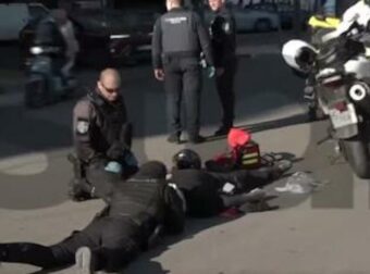 Αστυνομικός «ξάπλωσε» πλάι σε τραυματία τροχαίου για να τον σώσει – Παραλίγο να τον χτυπήσει μπετονιέρα (video)