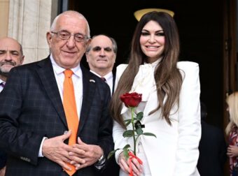 Ο Νικήτας Κακλαμάνης έδωσε κόκκινο τριαντάφυλλο στην Κίμπερλι Γκίλφοϊλ