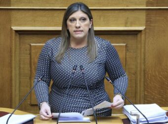 Άρση ασυλίας της Ζωής Κωνσταντοπούλου μετά από μήνυση δημοσιογράφου – Κατηγορεί ότι την είπε «απατεώνισσα»