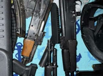 Καλύβια: Σε απόμερη αποθήκη έκρυβαν ολόκληρο οπλοστάσιο με καλάσνικοφ – Φωτογραφίες