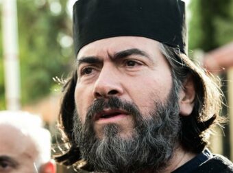 Ανατροπή στη δίκη πατρός Αντωνίου: Βαρύ ποινικό παρελθόν στους καταγγέλλοντες καταλογίζει ο βασικός μάρτυρας