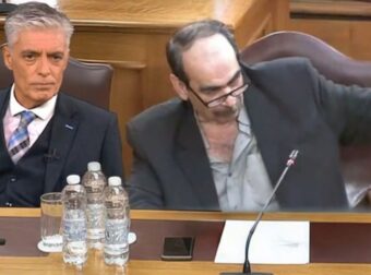 Νέο Έπος: Ο Ευαγγελάτος άραξε δίπλα στον «Φραπέ» στην Εξεταστική! (video)