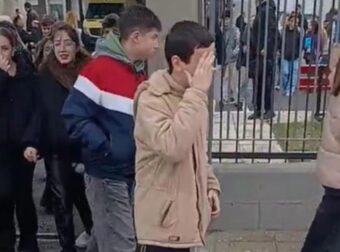 Μαθητές αρνήθηκαν να πουν τα κάλαντα στον Άδωνι Γεωργιάδη – Στήριξη στους αγρότες γονείς τους (video)