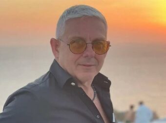 Τάσος Δούσης για τους διαχρονικούς «γλείφτες» στην Ελλάδα: «Σκυφτοί, στα τέσσερα ή ανάσκελα; Ο γλοιώδης θέλει απλά να πάει μπροστά»