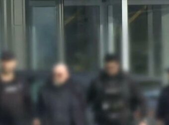 Βιολάντα: Προσωρινά κρατούμενος ο ιδιοκτήτης του εργοστασίου – Η στιγμή που η Πυροσβεστική του περνά χειροπέδες