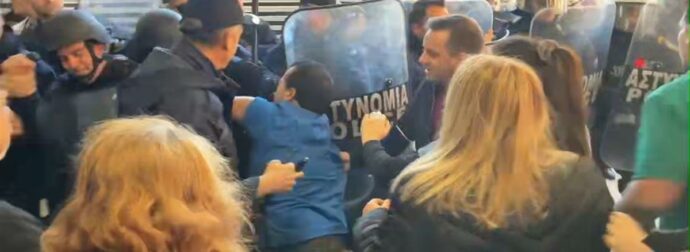 Επεισόδια σε Νοσοκομείο: «Έξω, έξω» φώναζαν οι διαμαρτυρόμενοι νοσηλευτές στον Άδωνι Γεωργιάδη – «Κινδύνευσε η σωματική μου ακεραιότητα», λέει ο υπουργός
