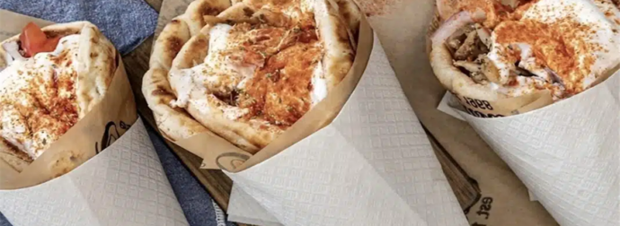 Κι ας κλείνει νωρίς κι ας περιμένεις στην ουρά: Αυτό το σουβλάκι είναι απ’ τα καλύτερα στην Ελλάδα