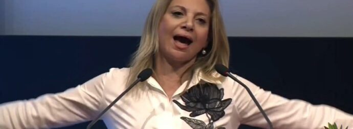 Κύκλοι Καρυστιανού κατά Λιάγκα: Στην εκδήλωση της «Ελπίδας για τη Δημοκρατία» είδε μόνο γραφικούς και ψεκασμένους