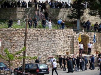 Κρήτη: Συγκλονίζουν οι εικόνες από την κηδεία του 21χρονου – «Όχι μαύρα για τον άγγελό μας»