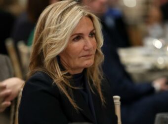 Όλοι κοιτούσαν τη Μαρέβα: Η εμφάνιση με μαύρο φόρεμα και εντυπωσιακά ψηλοτάκουνα στο πλευρό του  Μητσοτάκη που έκλεψε τις εντυπώσεις