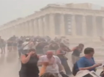 Χαμός στην Ακρόπολη: Το βίντεο με τους τουρίστες να τρέχουν να σωθούν μέσα στην κακοκαιρία που κάνει τον γύρο του κόσμου