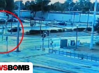 Ποσειδώνος: Η στιγμή που το ταξί κάνει αναστροφή και η μοτοσικλέτα πέφτει πάνω του – Βίντεο
