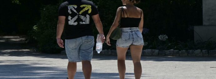 Σαραντάρια και ασφυκτική ζέστη στη χώρα με τον καύσωνα να χτυπά «κόκκινο» – Δείτε το βίντεο