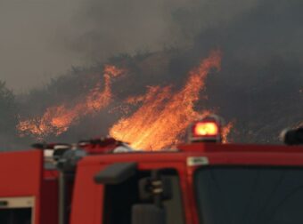 Φωτιά στην Άνδρο: Οριοθετήθηκε η πυρκαγιά στον Κάτω Απρόβατο – Παραμένουν ισχυρές δυνάμεις στο σημείο