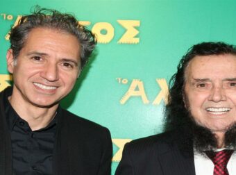 Η συγκλονιστική στιγμή που ο Δημήτρης Κόκοτας τραγουδάει με τον πατέρα του, Σταμάτη το τραγούδι «Γιε μου»