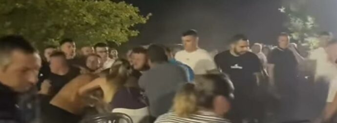 Σουρεαλιστικό σκηνικό σε πανηγύρι της Γωγώς Τσαμπά – Άγριο ξύλο ενώ εκείνη τραγουδά: «Ωπ Πω πω πω, θα τρελαθώ»