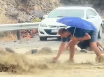 Μάχη με τη θεομηνία στο Λασίθι: Απελπισμένοι πολίτες καθαρίζουν μόνοι τους τον δρόμο από τις πέτρες κάτω από καταρρακτώδη βροχή