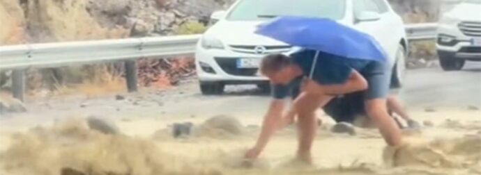 Μάχη με τη θεομηνία στο Λασίθι: Απελπισμένοι πολίτες καθαρίζουν μόνοι τους τον δρόμο από τις πέτρες κάτω από καταρρακτώδη βροχή