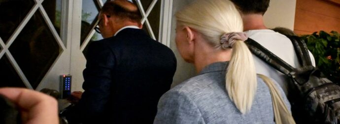Πάνω από 5.000.000 ευρώ βρέθηκαν στους λογαριασμούς Θεοδωρόπουλου-Γάκα: Βγαίνει με βραχιολάκι ο γιατρός-Σε δύο μήνες βγάζει και την γιατρίνα
